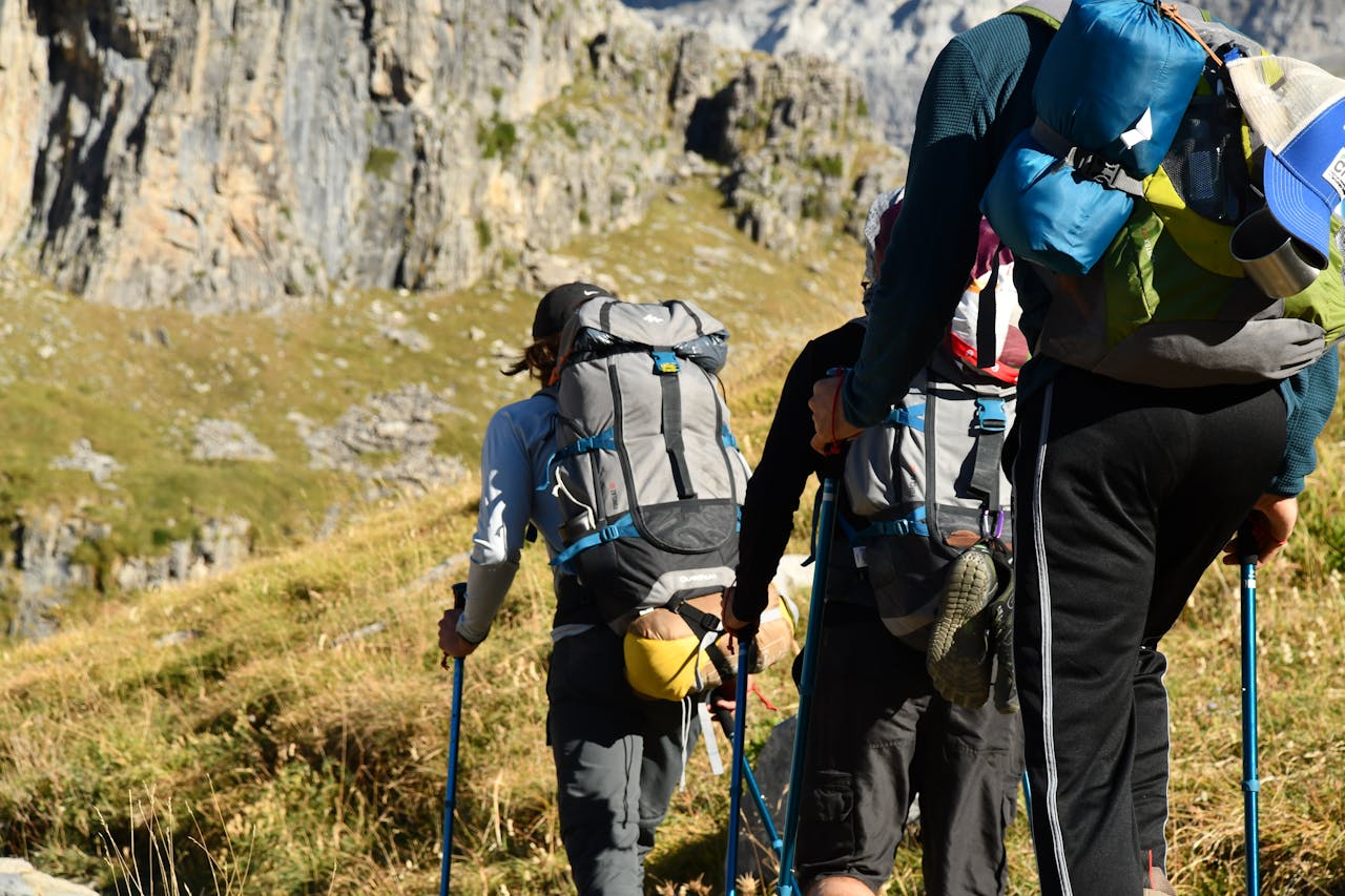 Randonneurs sur un sentier rocheux alpin